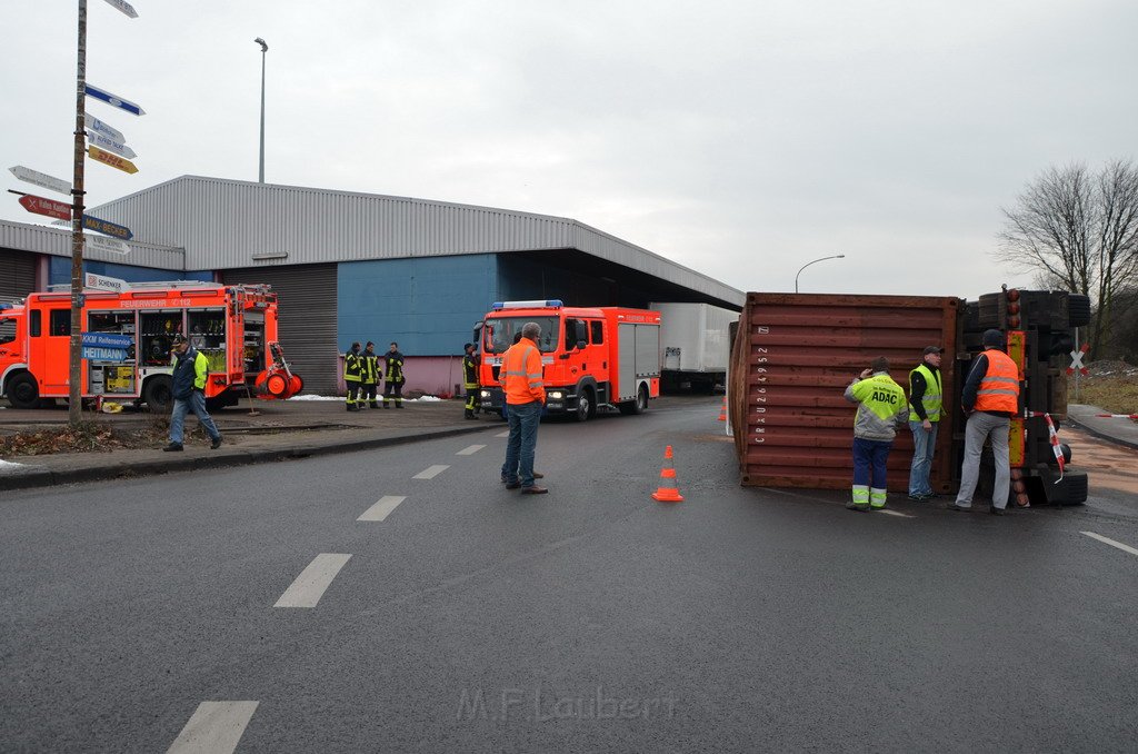 LKW umgestuerzt Niehler Hafen P074.JPG